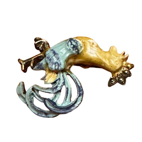 Broche Ancienne En émaux Représentant Un Coq - Monture En Volute, Couleur Doré, Occasion