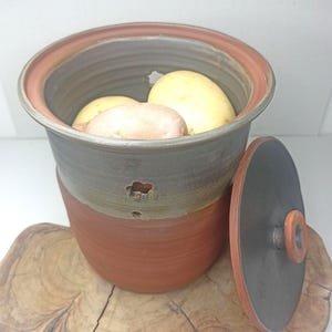 Contenedor de cebollas y patatas de terracota hecho a mano, cerámica esmaltada a la piedra, para almacenamiento en la cocina.