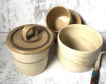 Burriera in ceramica fatta a mano, beige e marrone, contenitore per burro francese