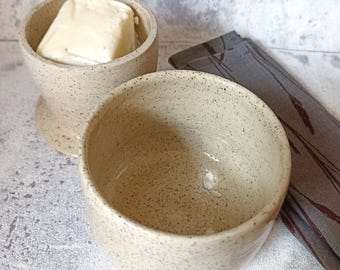 Mantequera de cerámica beige hecha a mano, mantequera de gres moteado