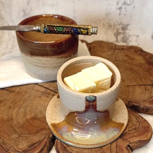 Mantequera de cerámica, esmaltado beige, marrón y azul, mantequera de cerámica