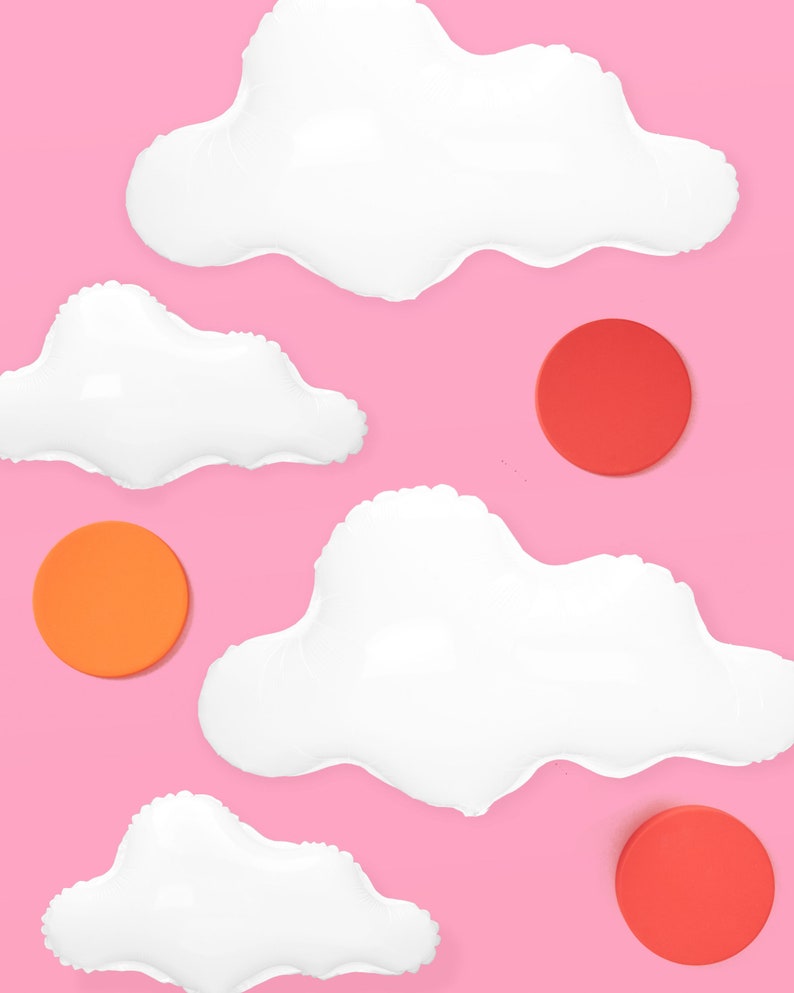 Puede incluir: Cuatro globos blancos en forma de nube y tres globos redondos en rojo y naranja sobre un fondo rosa.