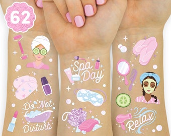 Puede incluir: Un conjunto de 62 tatuajes temporales con temática de spa. Los tatuajes incluyen imágenes de pepinos, batas de baño, mascarillas faciales y el texto "Spa Day".