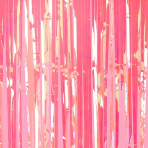 K&ouml;nnte beinhalten: Rosa-irisierender Folienfransenvorhang. Die Folie ist gl&auml;nzend und reflektiert Licht. Die Fransen bestehen aus d&uuml;nnen Folienstreifen, die von einem horizontalen Streifen herabh&auml;ngen.