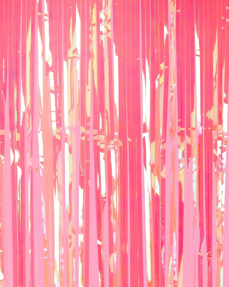 K&ouml;nnte beinhalten: Rosa-irisierender Folienfransenvorhang. Die Folie ist gl&auml;nzend und reflektiert Licht. Die Fransen bestehen aus d&uuml;nnen Folienstreifen, die von einem horizontalen Streifen herabh&auml;ngen.
