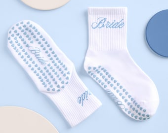 xo, Calcetines de Pilates Fetti Bride - Parte Inferior Adherente / Despedida de Soltera, Despedida de Soltera, Regalo de Boda, Tribu de Novias, Algo Azul, Calcetines de Novia