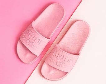 WOMANS PINK/WHITE SLIDERS BY HENLEY URBAN JACKS SIZE 5 WOMANS PINK/WHITE SLIDERS BY HENLEY URBAN JACKS SIZE 5