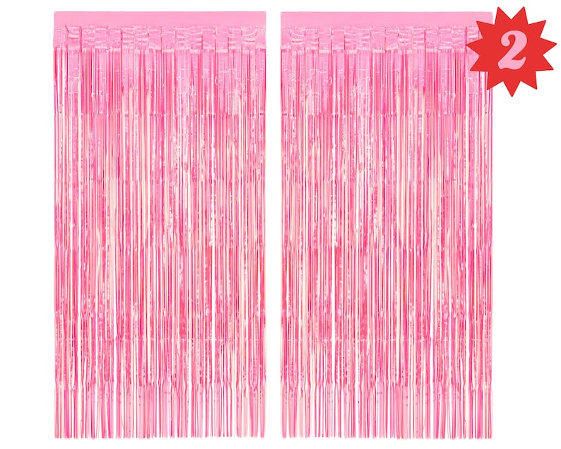 K&ouml;nnte beinhalten: Zwei rosa Metallic-Folien-Fransenvorh&auml;nge. Jeder Vorhang ist etwa 91 cm breit und 2,44 m lang. Die Vorh&auml;nge bestehen aus d&uuml;nnen Folienstreifen, die von einer horizontalen Stange herabh&auml;ngen. Die Folie ist gl&auml;nzend und reflektiert Licht.
