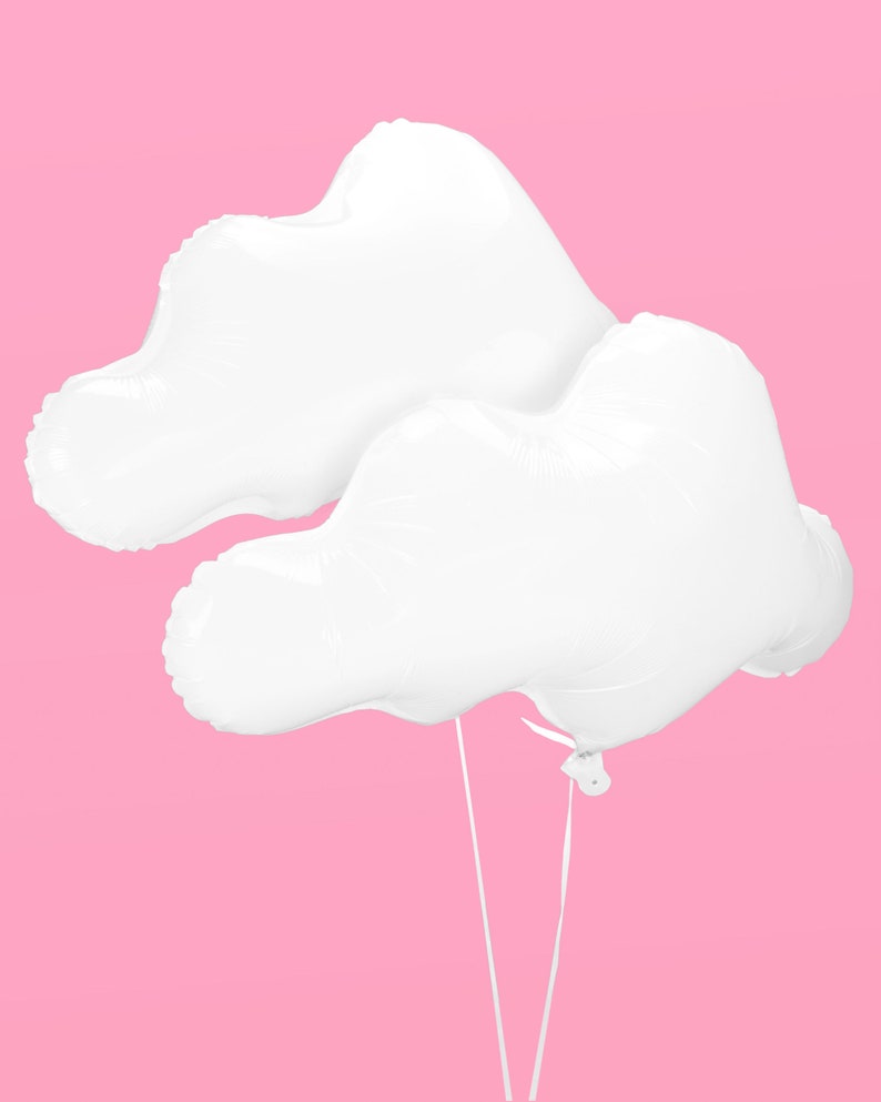 Puede incluir: Dos globos blancos en forma de nube atados con cuerdas blancas sobre un fondo rosa.