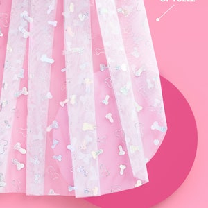 Peut inclure: Tissu de tulle blanc avec un motif d'os brillant. Le tulle est superpos&eacute; et a un fond rose.