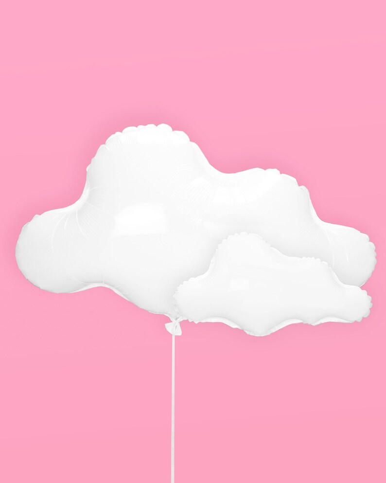 Puede incluir: Dos globos blancos en forma de nube atados juntos con una cuerda blanca sobre un fondo rosa.