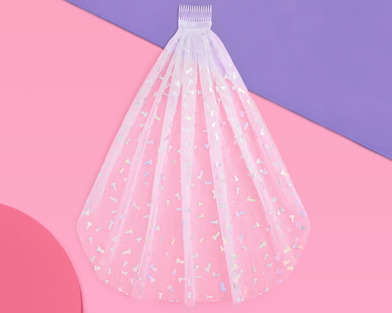 Peut inclure: Un voile de mari&eacute;e blanc avec un peigne et un motif de formes blanches iris&eacute;es.