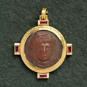 Medusa Cammeo Stile Antico Gemma Quarzo Corniola Oro Rubini