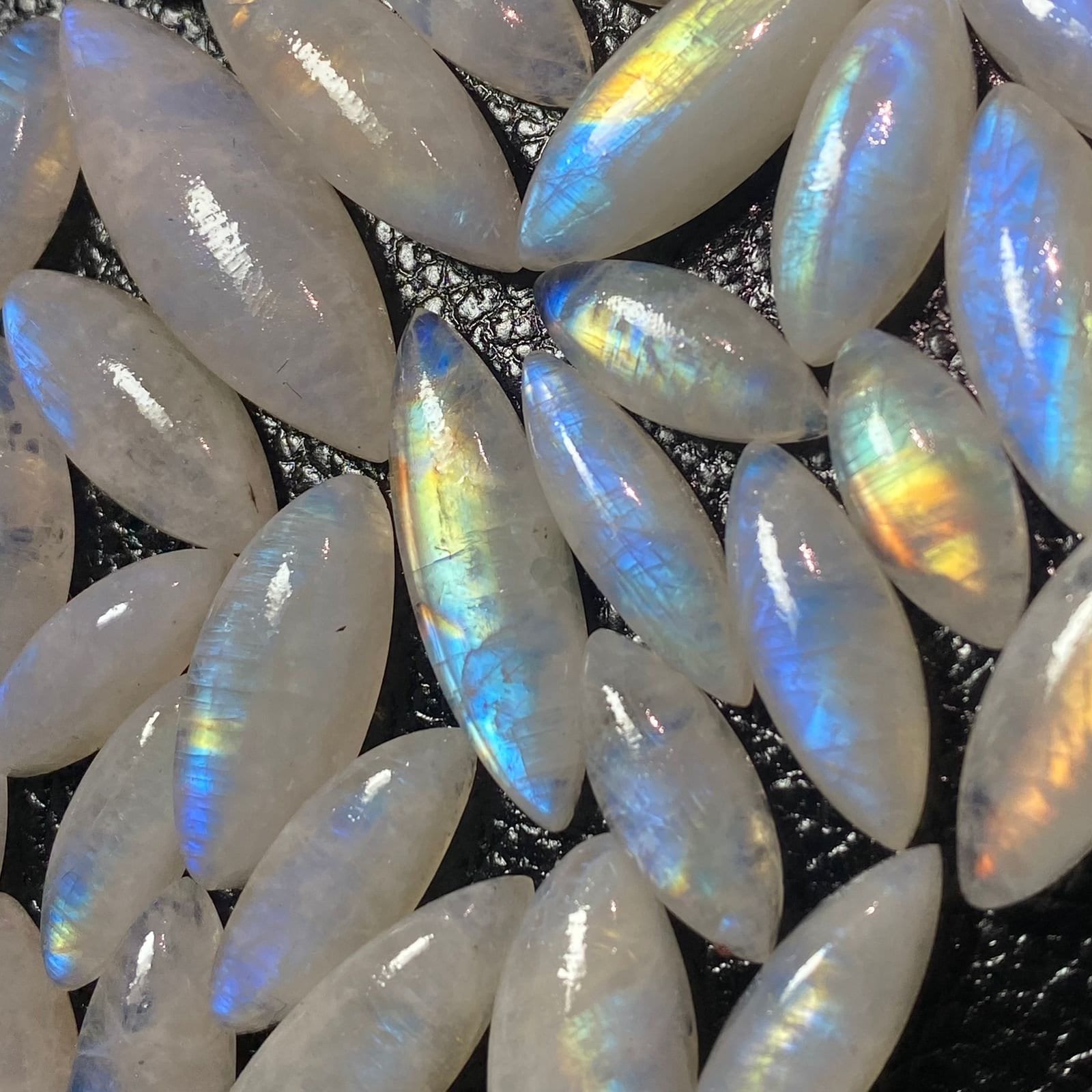 Lotto di cabochon di pietra di luna arcobaleno: pietre preziose sciolte di forma mista, 47,40 ct - Italia