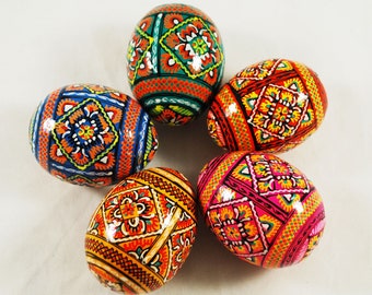 Juego de 5 huevos de madera de Pascua, pysanky tradicionales ucranianos, huevos de adorno pintados a mano, recuerdo y regalo de Ucrania para Pascua.