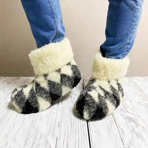 Pantoufles en peau de mouton unisexe, chaussures d&#39;intérieur chaudes, chaussons d&#39;hiver, chaussons au-dessus de la cheville, chaussons personnalisés faits main, cadeau pour Noël