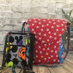 Puede incluir: Dos mochilas de tela con correas ajustables. La mochila m&aacute;s grande es roja con flores blancas y una correa azul. La mochila m&aacute;s peque&ntilde;a es negra con un patr&oacute;n de Mickey Mouse y correas de colores.
