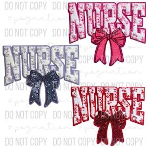 以下が含まれることがあります： ブロック体で「NURSE」と書かれた3つの刺繍ワッペン。各ワッペンには下部にスパンコールの装飾リボンが付いています。上のワッペンはピンクの花柄文字とピンクのリボン、左は紫の花柄文字とダークカラーのリボン、右下は赤の花柄文字と赤いリボンが特徴です。