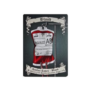 以下が含まれることがあります： 「WHOLE BLOOD AB RH positive」とラベルされた450 mlの血液バッグが描かれたカード。カードには「Artifact Token - Blood」というテキストが含まれています。背景は濃い緑色です。
