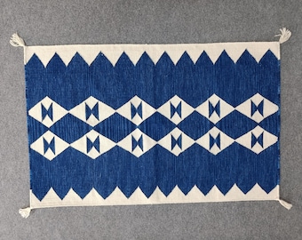 Tapete Navajo azul e branco, Navajo azul 3x5, tapete kilim, tapete dhurrie exclusivo, tapete Navajo de trama plana, tapete de cozinha, Tamanho: 91 cm x 152 cm / 3 x 5