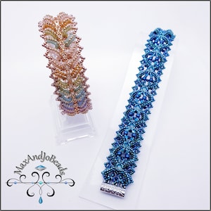 Op de afbeelding: Twee kralenarmbanden, een in tinten roze, groen en goud, en de andere in tinten blauw en groen. Beide armbanden staan op displays.