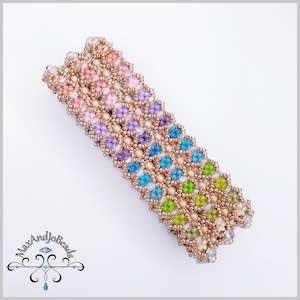 Könnte beinhalten: Ein mehrfarbiges Perlenarmband mit einem Regenbogenmuster. Das Armband besteht aus kleinen, runden Perlen in den Farben Rosa, Lila, Blau, Grün und Gold. Die Perlen sind in einem sich wiederholenden Diamantenmuster angeordnet.