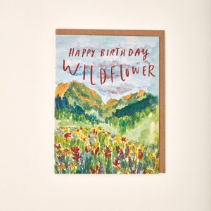 Carte de voeux faite main peinte à la main avec fleurs sauvages et fleurs sauvages, montagne, flanc de la colline, joyeux anniversaire