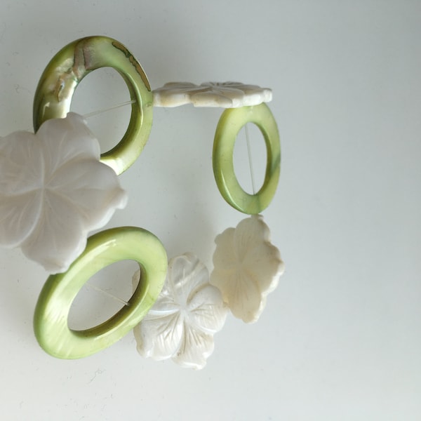Bracelet Muted Pearl Rings in green with flowers