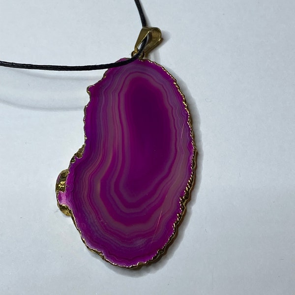 Pendant Agate Pink colored with gold rim 5.5 cm