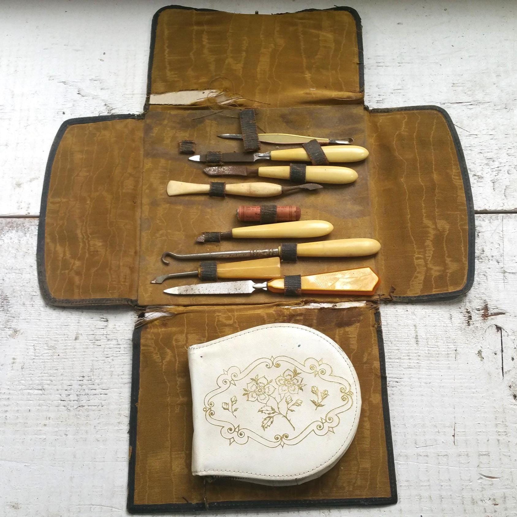 Vintage woman’s grooming set initials MRD Beige Grooming Set Vintage Connoisseur Man main image 3