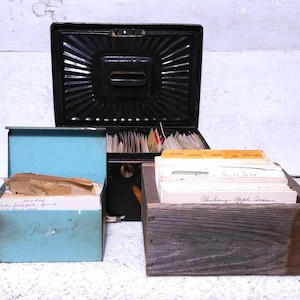 ELECCIÓN Caja de recetas completa Tarjetas escritas a mano Vintage Mediados de siglo Mecanografiado Cocina Horneado Cena Cena Ama de casa Comida favorita Familia Comida compartida
