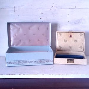 Liten smyckeskrin i vintagestil med krämfärgad guldfärgad smyckeskrin, midcentury-dekor, dold förvaringsnål, ringörhänge, minnessak, sammet, klöverblå