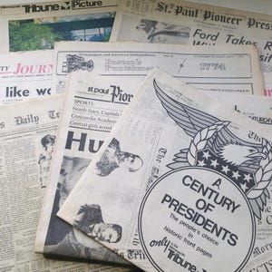 Puede incluir: Una colección de periódicos antiguos con titulares y artículos. Los periódicos presentan texto e imágenes en blanco y negro, con algunos acentos de color. Los titulares incluyen "A Century of Presidents" y "Ford Takes R".