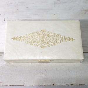 Custodia in pelle London, portagioie, scatola finta bianca e crema, design vintage, presentazione di metà secolo, specchio decorativo dorato, anello con polsino in velluto nero e oro.