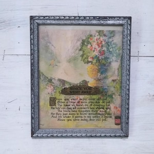 Könnte beinhalten: Gerahmter Vintage-Druck mit einem Blumenstillleben in einer gelben Vase. Das Kunstwerk zeigt eine Landschaft mit dem Text "Since You Went Away". Der Rahmen ist dunkelgrau mit Zierdetails.