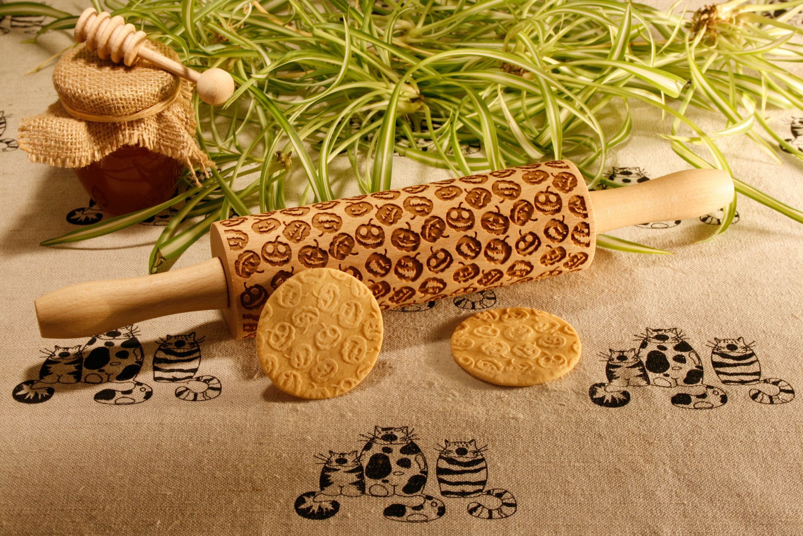 Pumpkin pattern rolling pin. Halloween theme embossing rolling pin. Halloween. Jack-o'-lantern cookie stamp