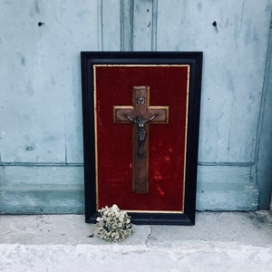 Impresionante francés antiguo 19th Century hecho a mano burdeos madera de terciopelo enmarcado cruz de bronce Crucifijo - arte religioso - decoración de la iglesia