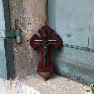 Impresionante cruz de terciopelo burdeos hecha a mano del siglo XIX francés antiguo - benetier - fuente - Crucifijo de bronce - arte religioso - decoración de la iglesia