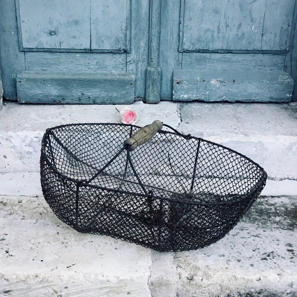 Un charmant panier de récolte en fil de fer antique Français d’art populaire fait à la main, panier en fil de poulet vintage