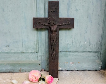 イエス・キリストの磔刑を描いた、珍しい大きな木と金属でできた壁掛け