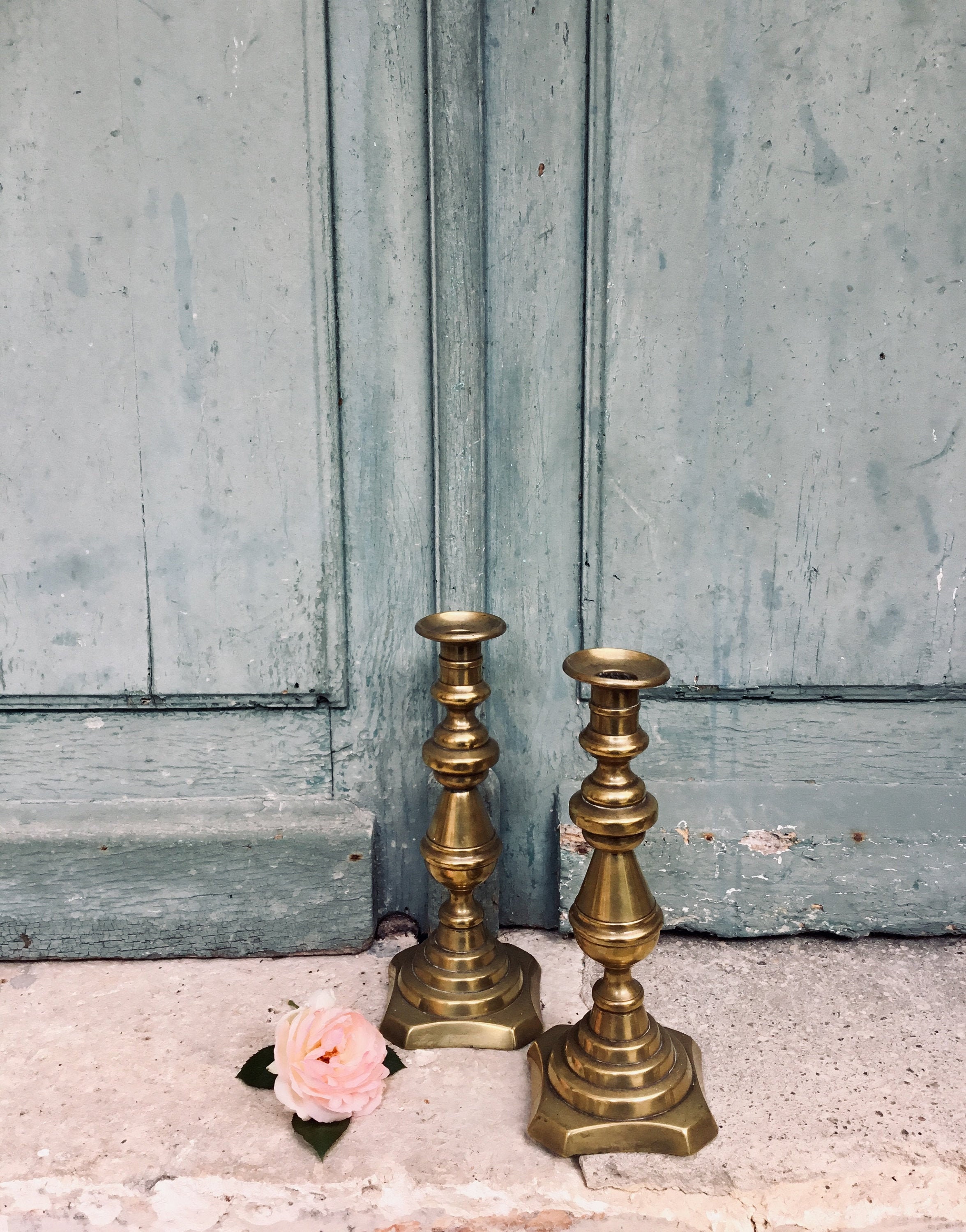 Une Charmante Paire de Chandeliers en Laiton Bronze Français Antiques - Lustres Candélabre