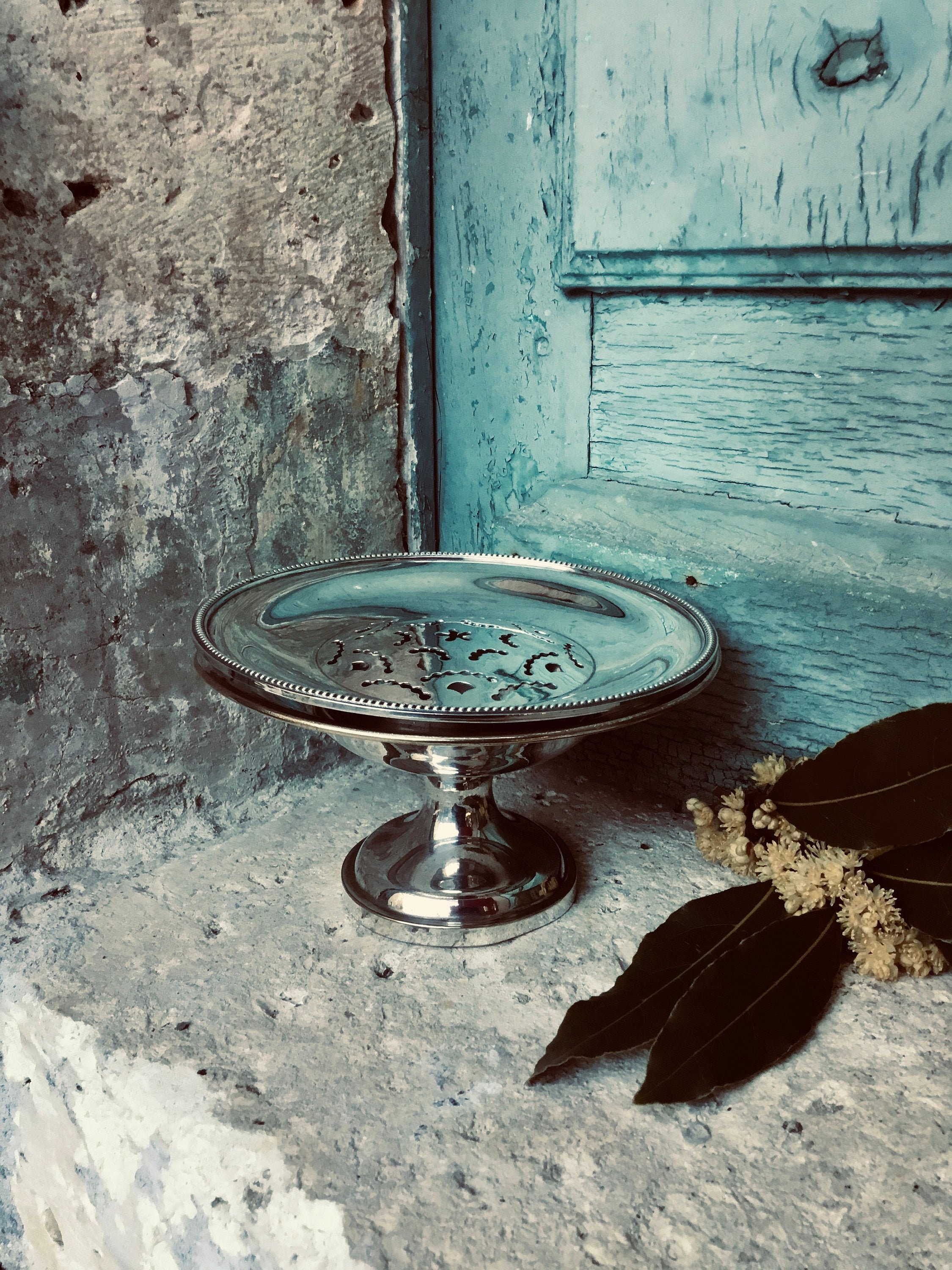 Une Superbe Pièce Français Christofle A Soulevé Pot Pourri Plat ou Bol, Dans Une Plaque d'argent de 