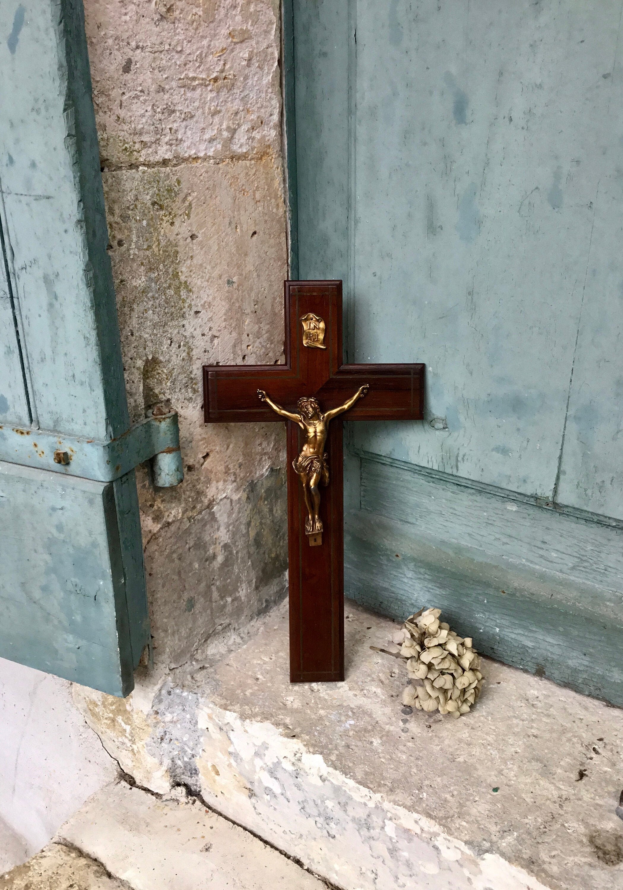 Superbe Grande Maison Français Noyer Du Xixe Siècle et Croix de Marqueterie en Bronze - Crucifix Art