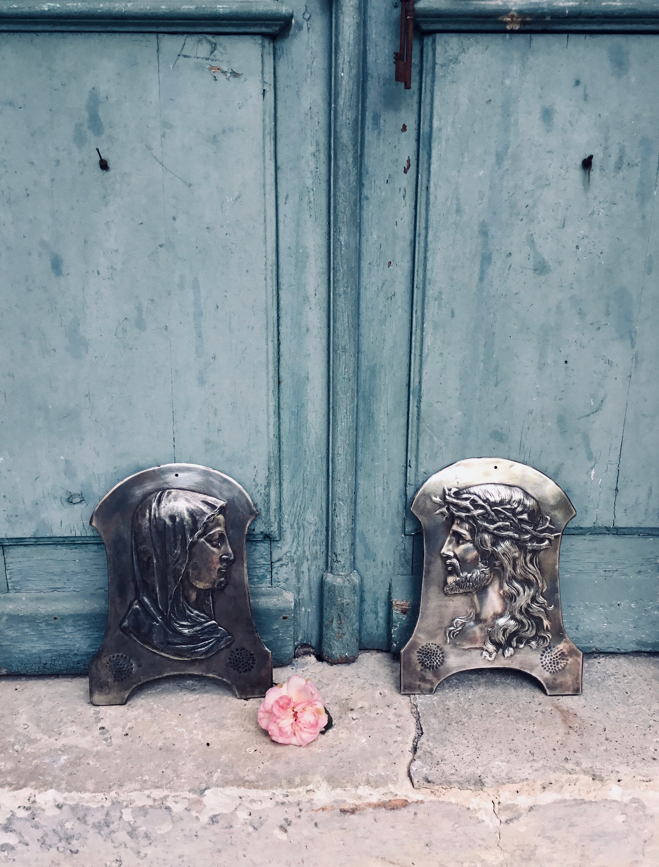 Une Belle Paire d'antique Français Des Plaques Religieuses d'étain Polies Sculpturales Représentant 