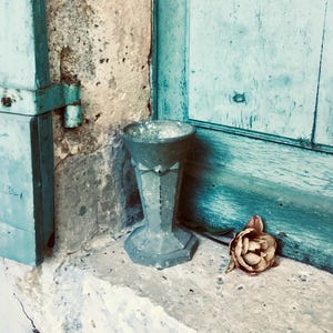 Un favoloso vaso antico in metallo fuso in stile Art Déco francese. Con design geometrico e splendida patina.