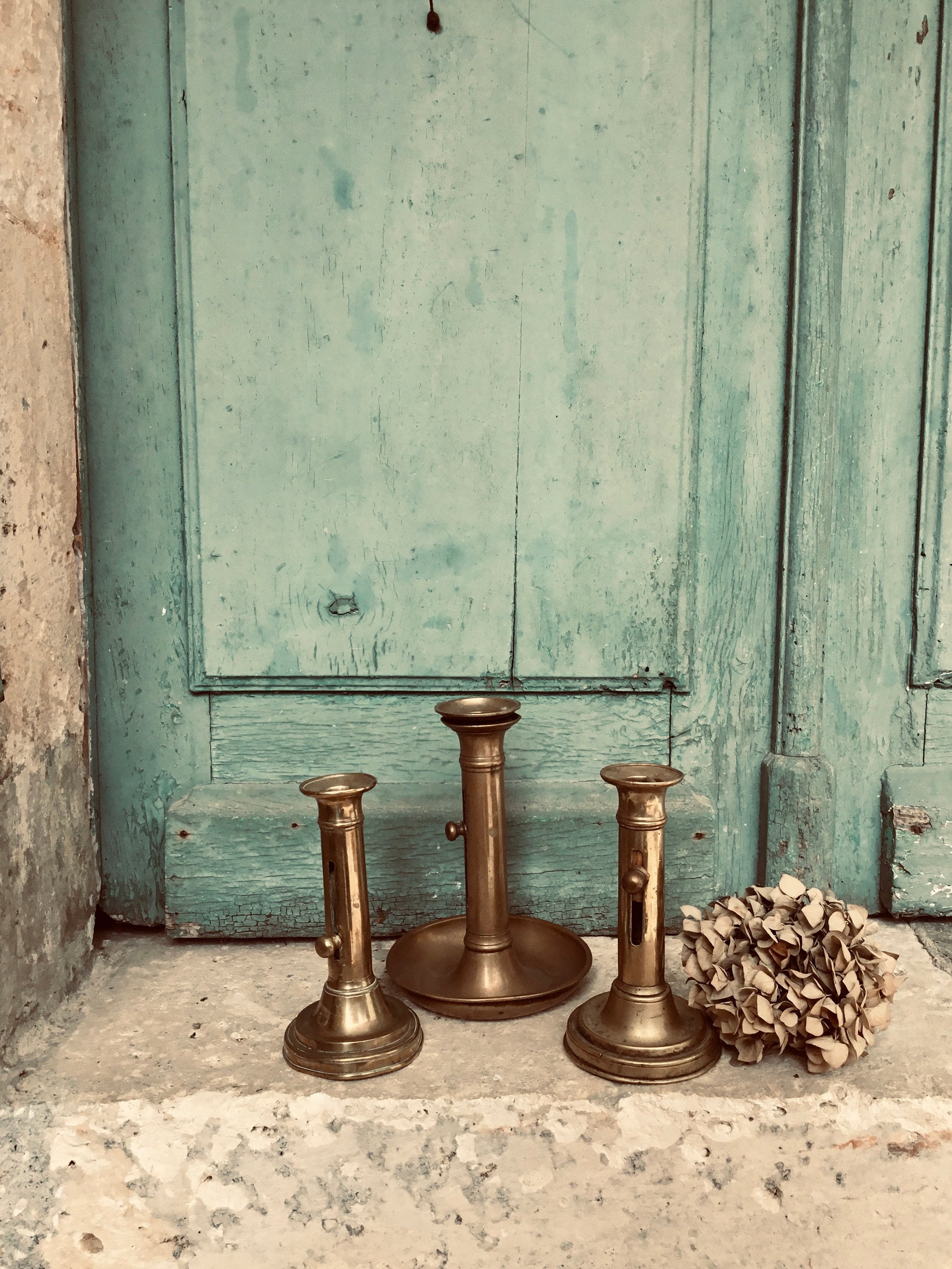 Un Fabuleux Trio Mixte et Assorti de Chandeliers en Bronze Français Laiton Antique avec Moulage Qual