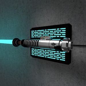Könnte beinhalten: Ein silbernes und schwarzes Lichtschwert mit einer leuchtenden blauen Klinge ist an einer schwarzen rechteckigen Wandhalterung mit blauen Neonlichtern befestigt. Das Lichtschwert ist an einer grauen Wand befestigt.