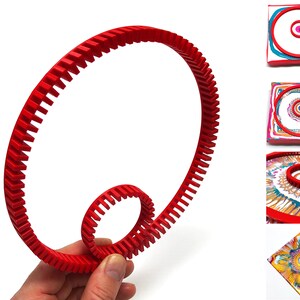 Peut inclure: Outils circulaires en plastique rouge pour créer de l'art abstrait. Les outils sont présentés dans différentes positions sur une toile, créant un motif coloré et tourbillonnant. Les outils sont numérotés de 1 à 4, montrant les étapes du processus.