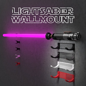Könnte beinhalten: Eine Wandhalterung für Lichtschwerter mit einem daran befestigten pinkfarbenen Lichtschwert. Die Halterung ist in Schwarz, Grau, Weiß und Rot erhältlich.