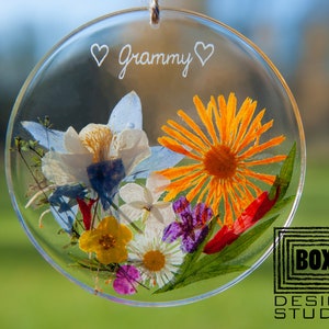 Flower suncatcher can be engraved